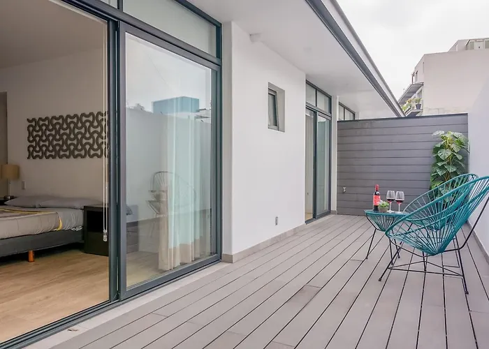 Heart Of Citycozy W Balcony & Wifi Apartment